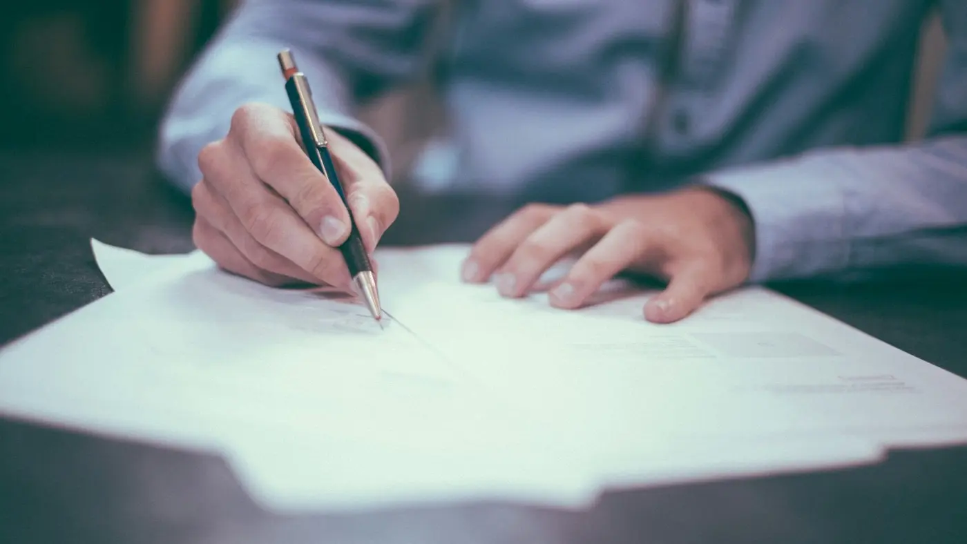 Papeles sobre un escritorio